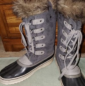 Snow boots